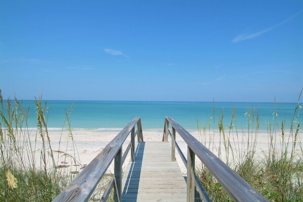 Sun loungers, beach towels - Family friendly Private Home on a small lake (Sarasota)