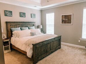4 habitaciones, tabla de planchar con plancha, wifi y ropa de cama 