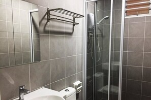 Executive Apartment, 3 Bedrooms | Bathroom | Shower, hair dryer, towels, soap - Del's Guesthouse (Kajang)