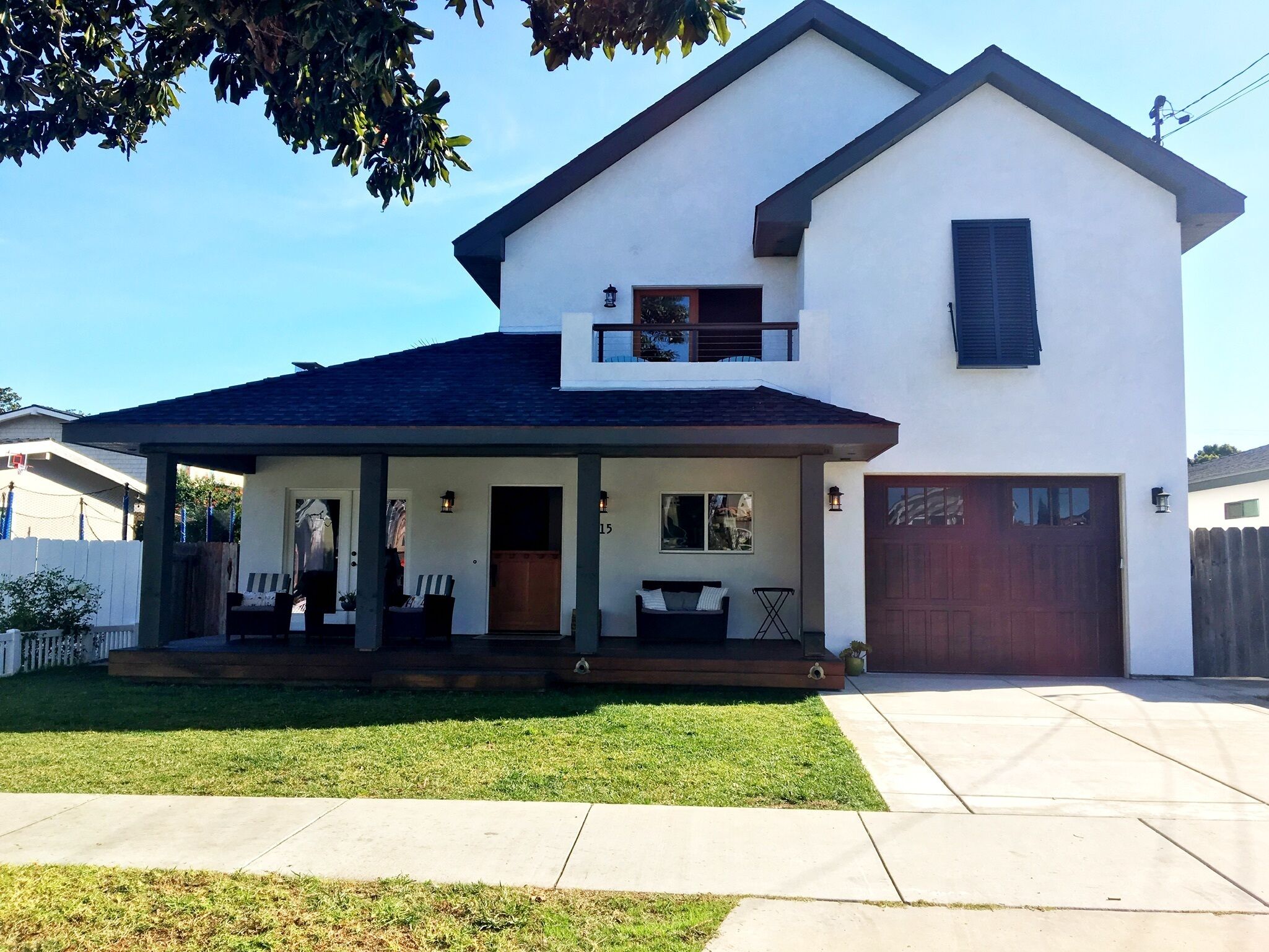 Family-friendly bayside home.  Walkable to ferry landing. 