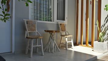 Chambre Deluxe Double ou avec lits jumeaux, vue piscine | Terrasse/Patio