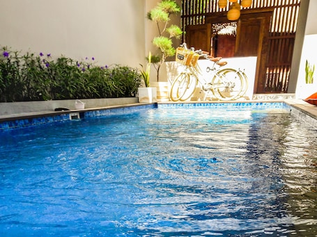 Una piscina al aire libre