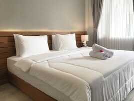 Deluxe-Doppel- oder -Zweibettzimmer, Poolblick