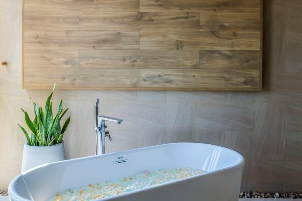 Bad | Designertoalettartikler, hårføner, badekåper og tøfler
