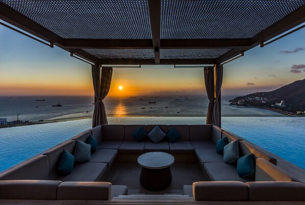 Bar en bord de piscine