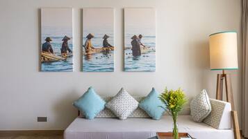 Minibar, Zimmersafe, Schreibtisch, laptopgeeigneter Arbeitsplatz