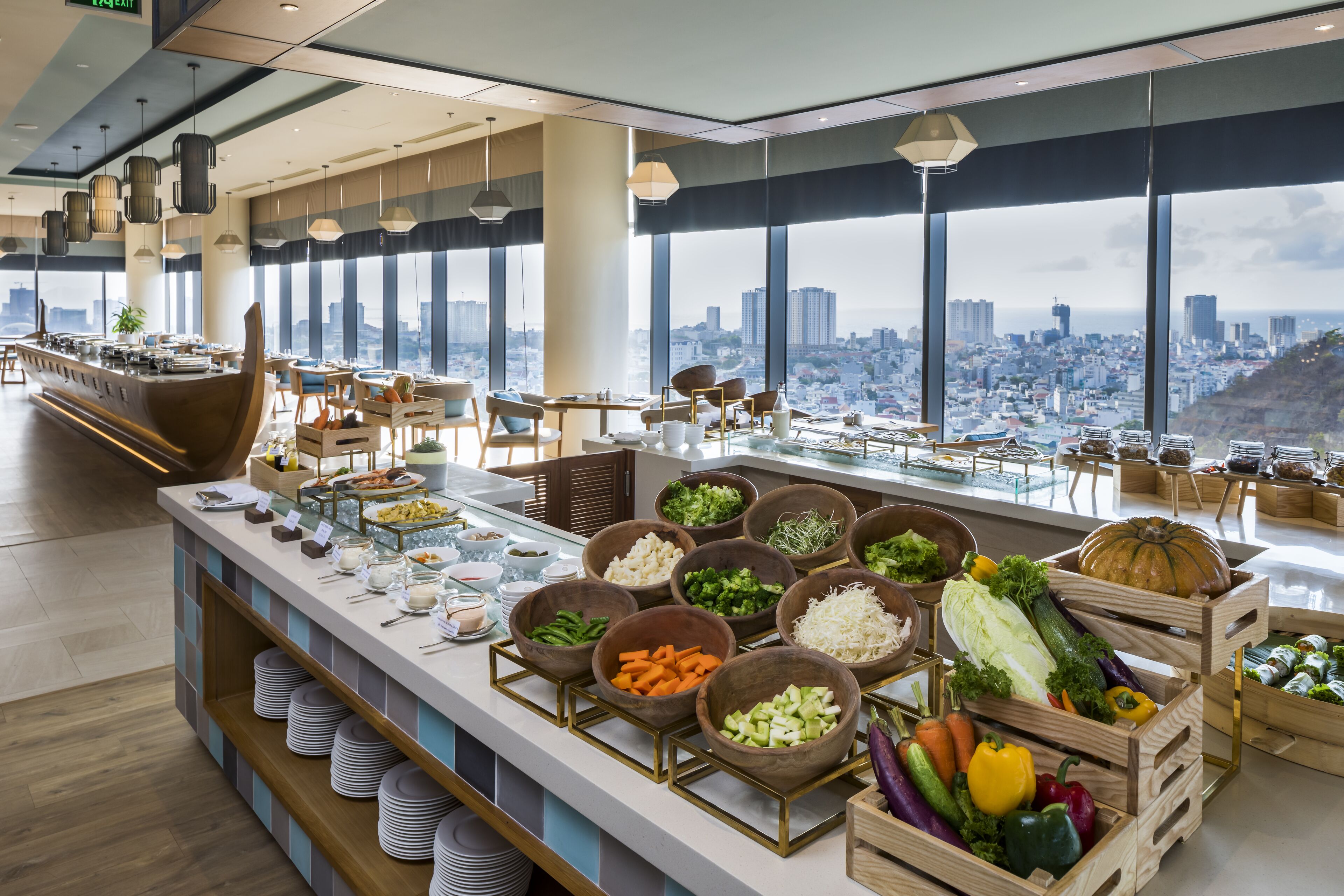 Daily buffet breakfast (VND 290000 per person)