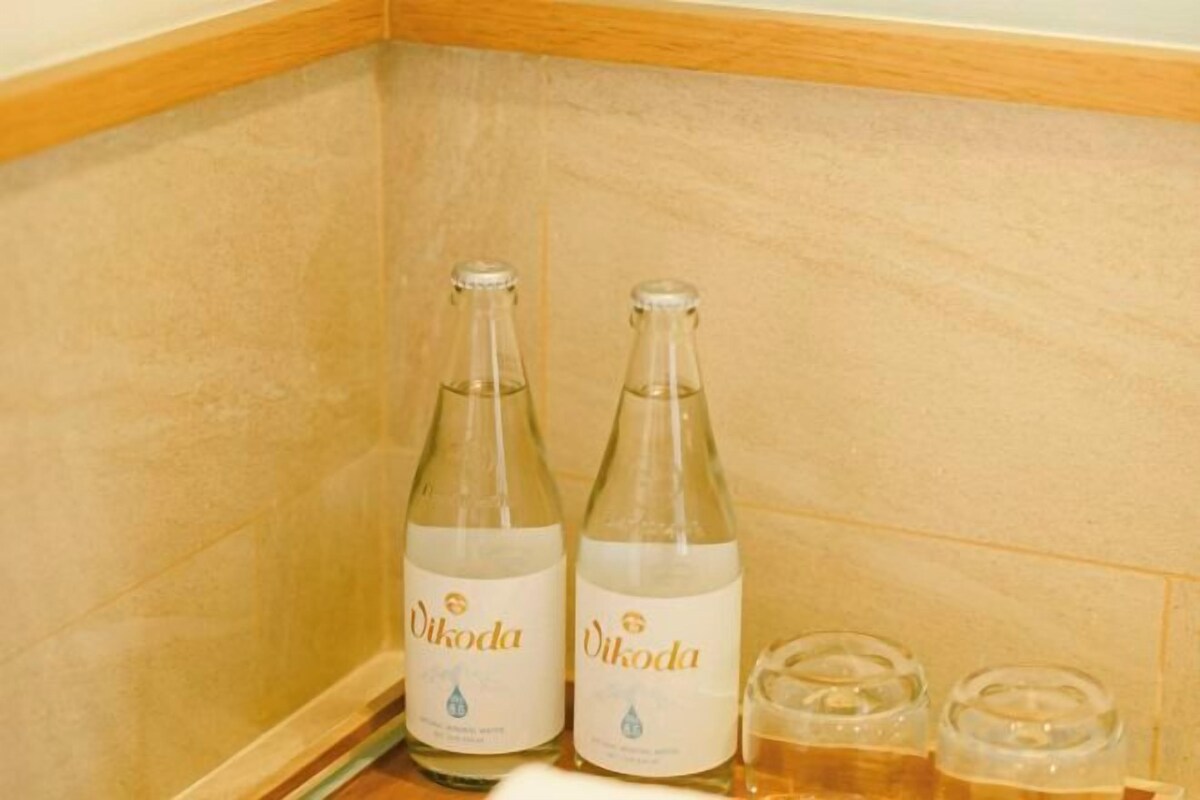 Designertoalettartikler, hårføner, badekåper og tøfler
