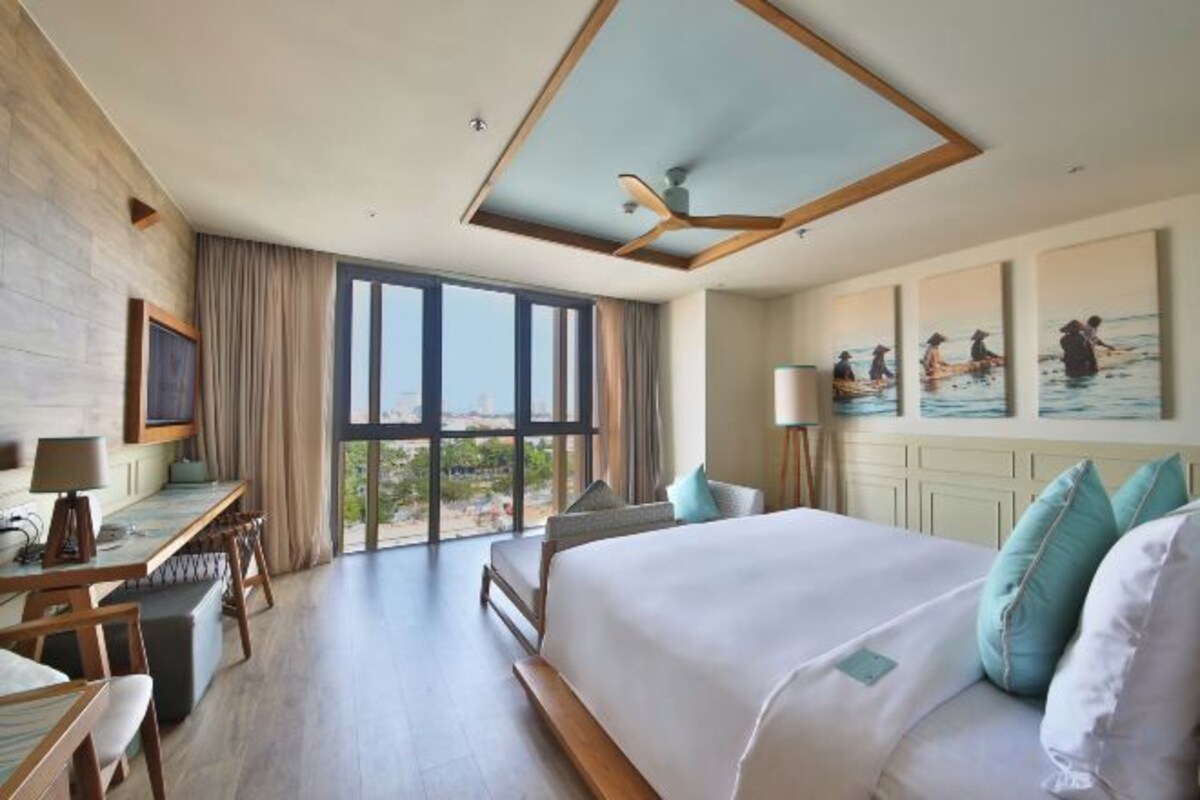 Fusion King Suite with City View