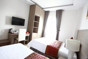 Minibar, desk, blackout drapes, soundproofing - Phu Cuong Da Nang (Da Nang)