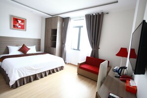 Frigobar, escrivaninha, cortinas blackout, quartos à prova de som