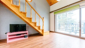 Room (203) | Living area | Flat-screen TV, heated floors - Dorothy's Forest Pension (Gapyeong)