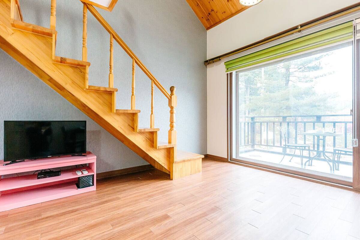 Room (203) | Living area | Flat-screen TV, heated floors