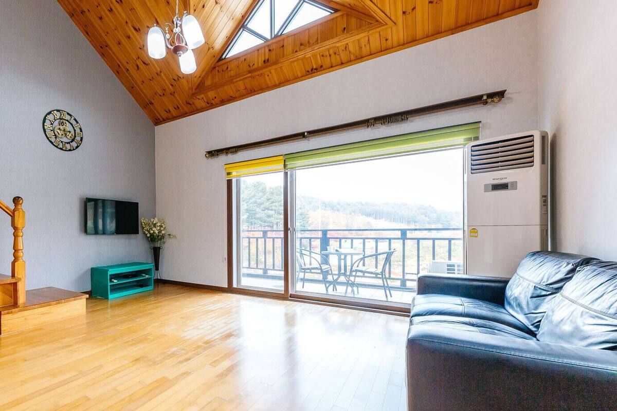 Room (201) | Living area | Flat-screen TV, heated floors