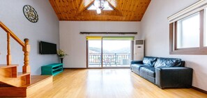 Room (201) | Living area | Flat-screen TV, heated floors - Dorothy's Forest Pension (Gapyeong)