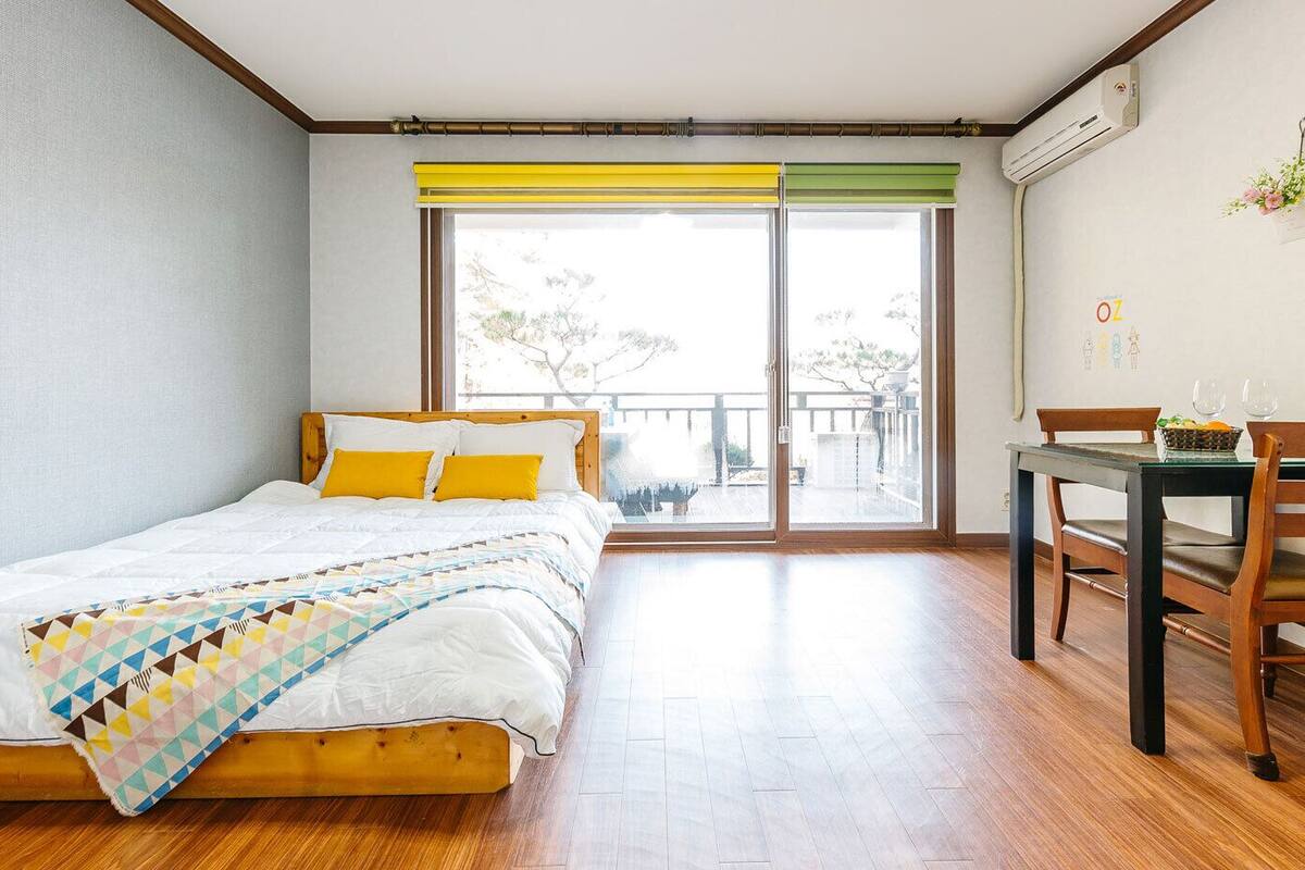 Room (102) | WiFi (free)