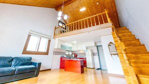 Room (201) | Living area | Flat-screen TV, heated floors - Dorothy's Forest Pension (Gapyeong)