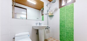 Room (202) | Bathroom | Shower, free toiletries, hair dryer, heated floors - Dorothy's Forest Pension (Gapyeong)