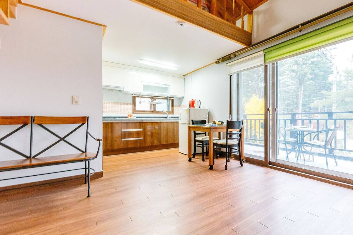 Room (204) | Living area | Flat-screen TV, heated floors