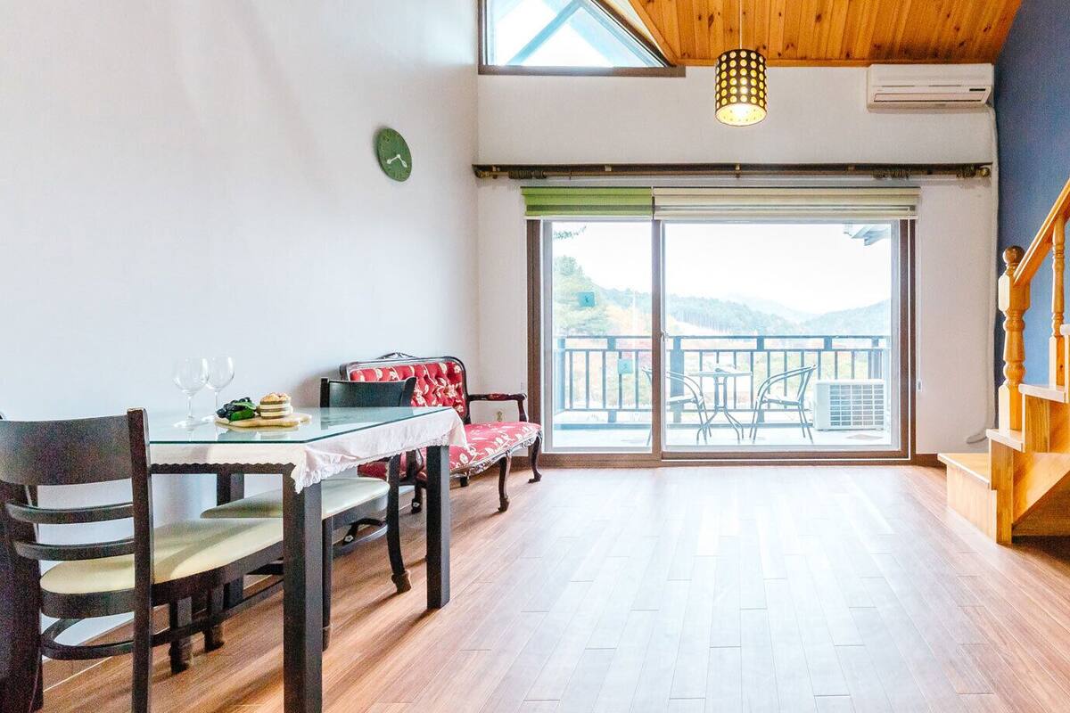 Room (202) | Living area | Flat-screen TV, heated floors
