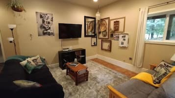 Téléviseur, lecteur de DVD, livres, bureau