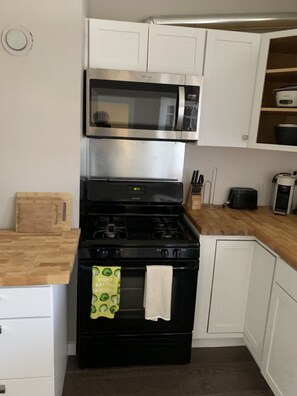 冷蔵庫、電子レンジ、オーブン、コンロ