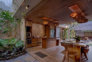 Outdoor dining - Beautiful Retreat Villa In Ubud! W/Private Pool! 4Min Drive To The Monkey Forest (Ubud)