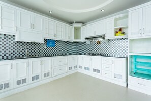 Kühlschrank, Geschirrspüler, Küchenrolle