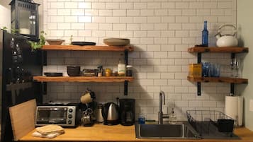 Réfrigérateur, four à micro-ondes, surface de cuisson, cafetière-théière