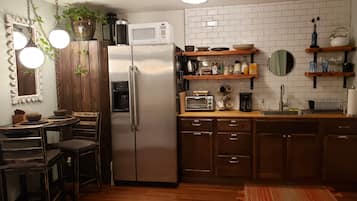 Réfrigérateur, four à micro-ondes, surface de cuisson, cafetière-théière