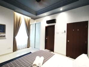 John Wick's Continental Suite | Dilengkapkan perabot secara berasingan, langsir/tirai gelap terus