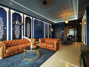 John Wick's Continental Suite | Ruang tamu | 42 inci televisyen skrin rata dengan digital, TV