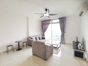 Apartment, 2 Bedrooms (B-31-11) | Ruang tamu | 42 inci televisyen skrin rata dengan digital, TV