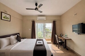 Desk, soundproofing, free WiFi - Coffee Bean Inn (Bengaluru)