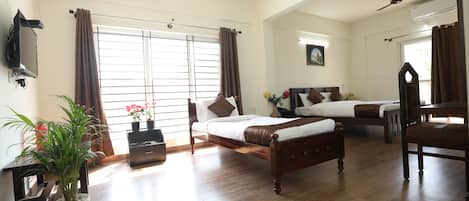 Desk, soundproofing, free WiFi