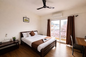 Desk, soundproofing, free WiFi - Coffee Bean Inn (Bengaluru)