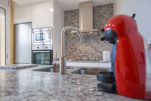 Kjøleskap, mikrobølgeovn, ovn og oppvaskmaskin