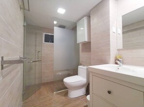 Studio (The Aster Studio, P3-L5-Y) | Kylpyhuone | Suihku, hiustenkuivaaja, pyyhkeet, saippua