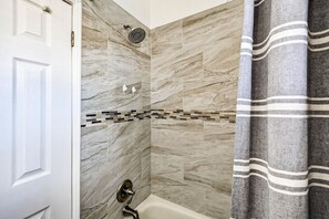 Douche, sèche-cheveux, serviettes fournies