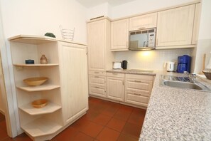 Kjøleskap og mikrobølgeovn