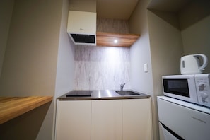 Family Apartment | Private kitchen | Fridge, microwave, stovetop, electric kettle
