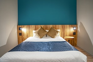Superior Suite | Desk, laptop workspace, free WiFi, bed sheets