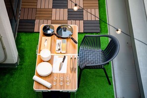 Family Room | Private kitchen | Fridge, microwave, stovetop, electric kettle