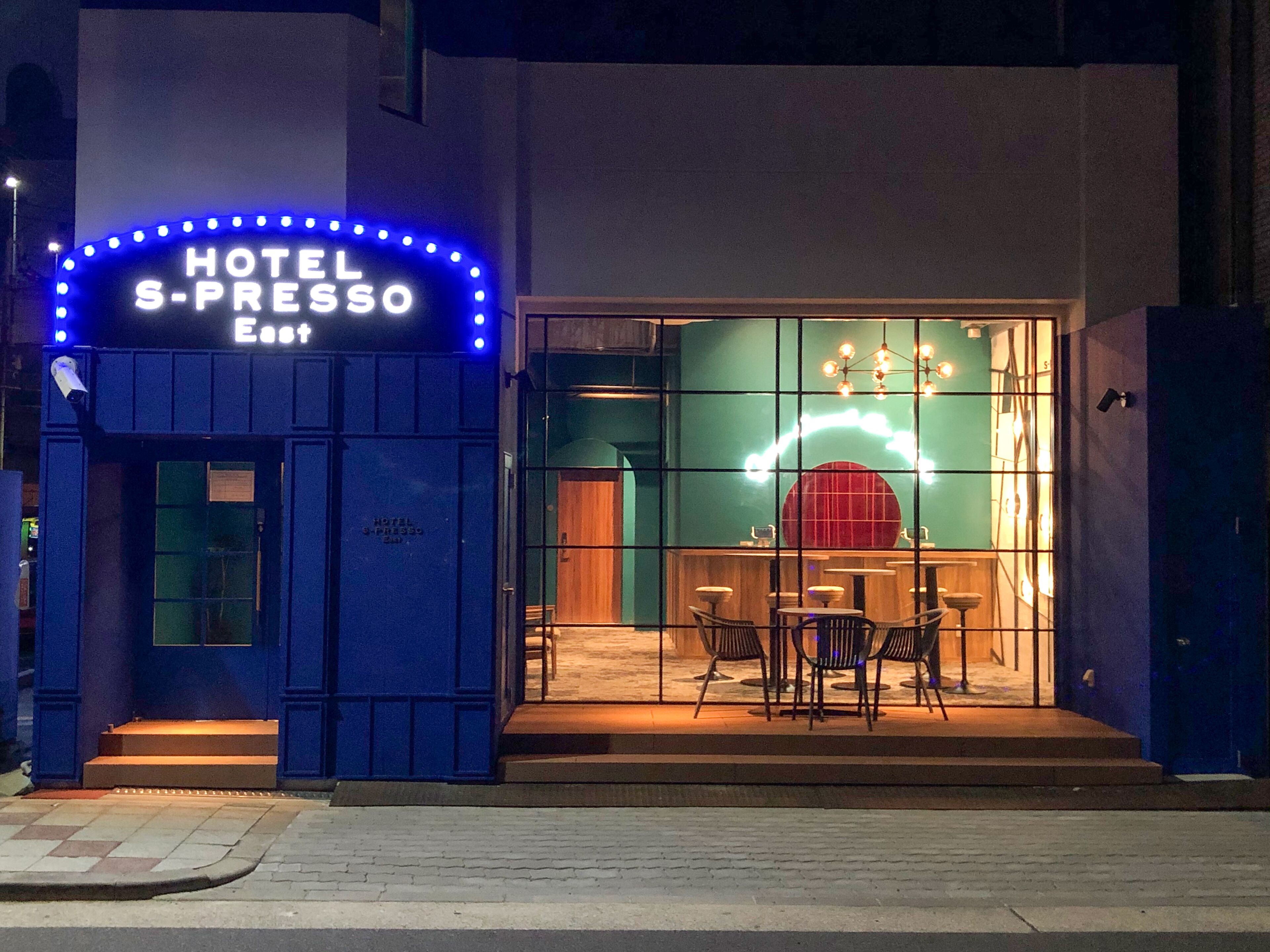 Fachada da propriedade à noite