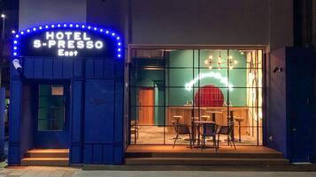 Fachada da propriedade à noite