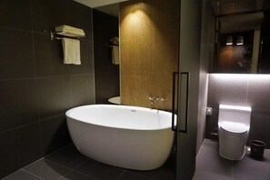 Superior tweepersoonskamer | Badkamer | Een aparte badkuip en douche, een haardroger, badjassen, handdoeken