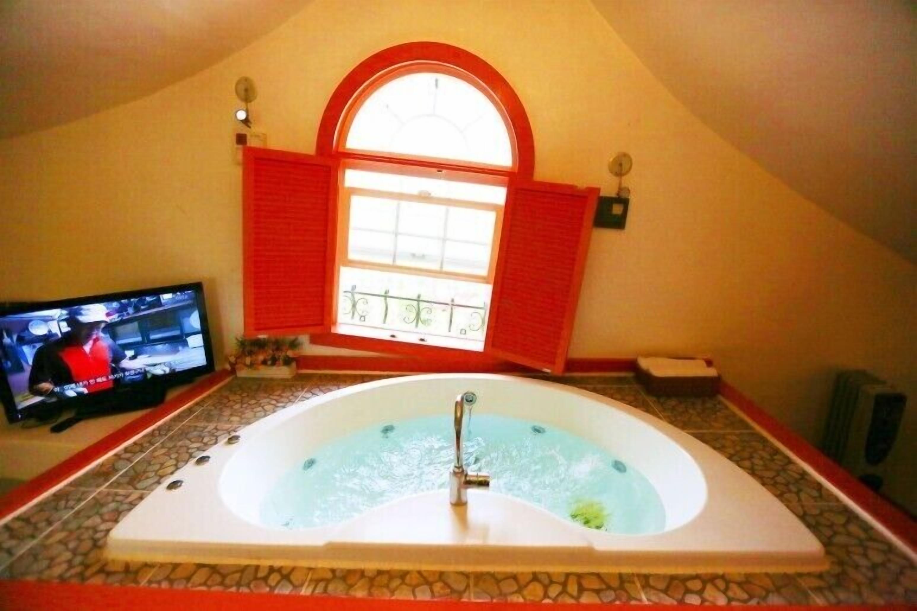 Duplex, Jetted Tub (Red) | Jetted tub