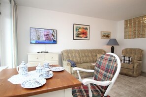 Unclassified image, 3 of 8, button - App. Renate 23, Germany (Sylt)