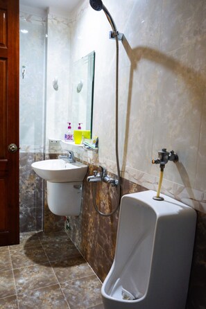 Bathtub, jetted tub, hair dryer, bidet