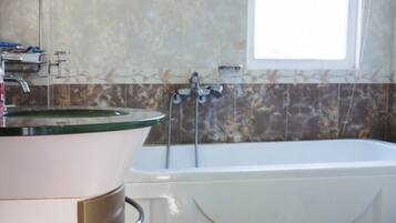 Baignoire, baignoire Ă  jets, sĂšche-cheveux, bidet